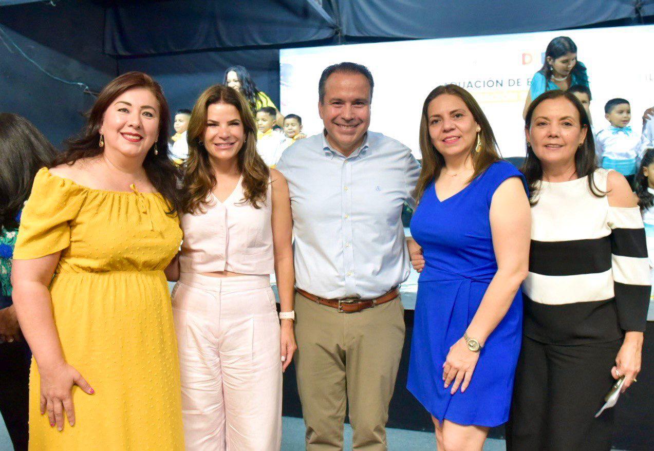 Acompañan Toño Astiazarán y Patty Ruibal a graduados de instancias infantiles DIF