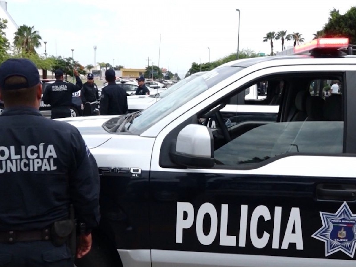 Decomisa Policía Municipal droga y pistola de uso exclusivo del Ejército a dos hombres