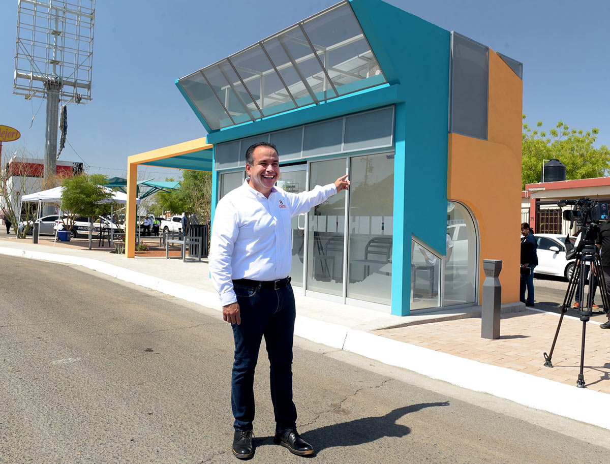 Supervisa Toño Astiazarán prototipo de parada de transporte público