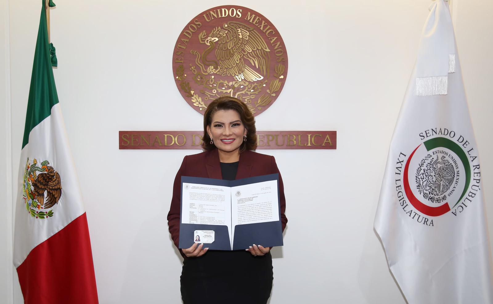 Se registra Lorenia Valles en el Senado República