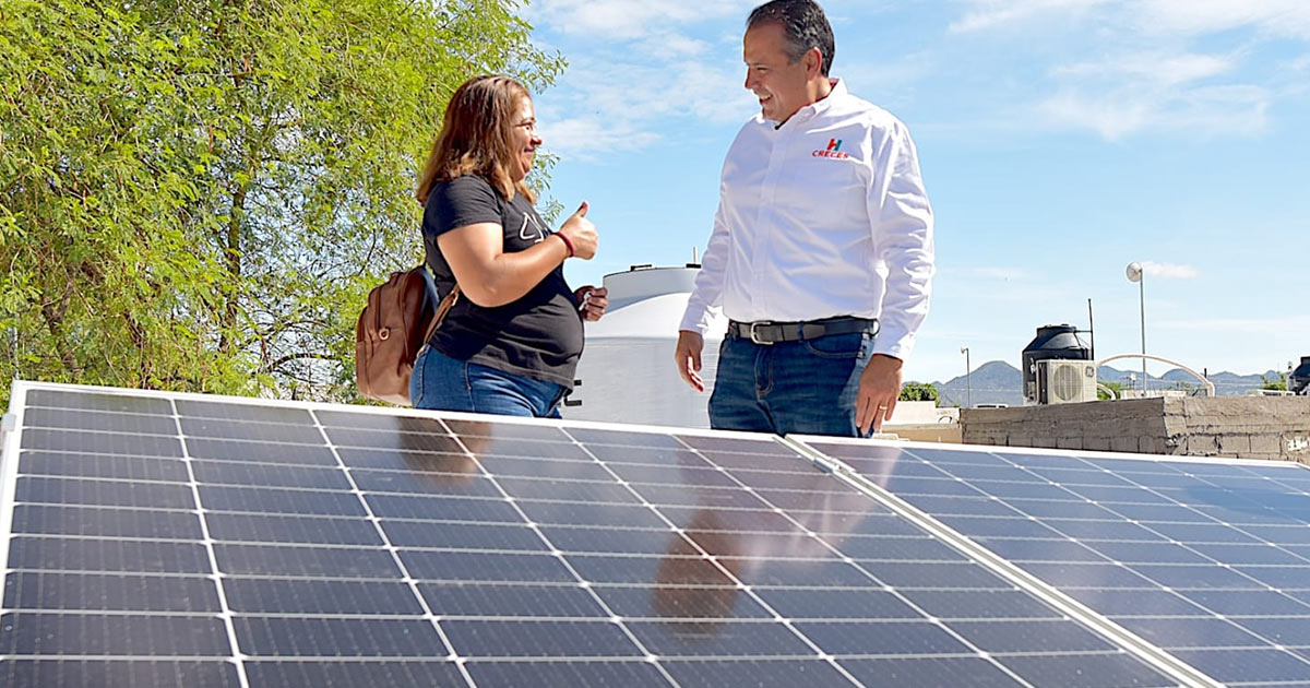 Entrega Toño Astiazarán una vivienda rescatada a pareja con discapacidad auditiva Entrega Toño Astiazarán una vivienda rescatada a pareja con discapacidad auditiva