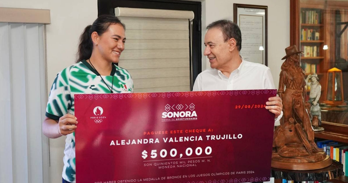 Entrega Gobernador Durazo estímulo económico a Alejandra Valencia por actuación en Juegos Olímpicos