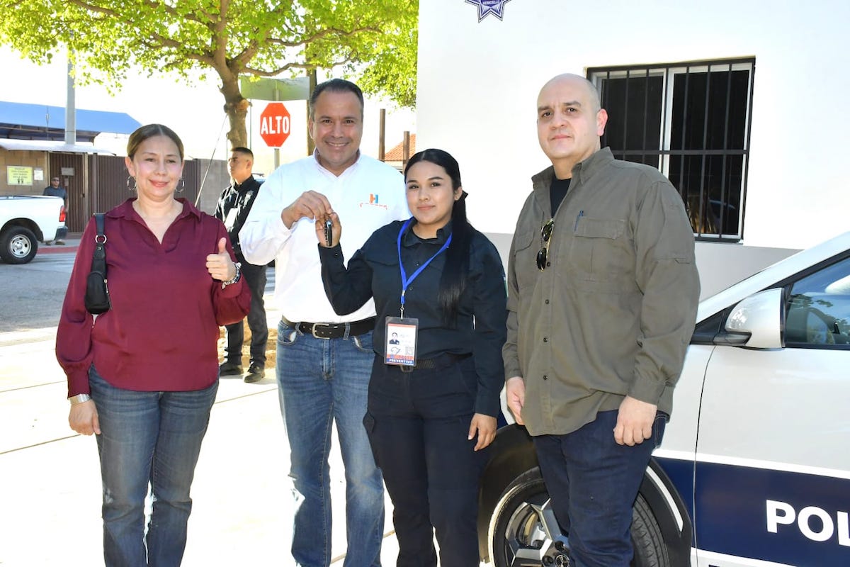 Entrega Toño Astiazarán patrulla a Centro de Respuesta Inmediata del fraccionamiento STAUS