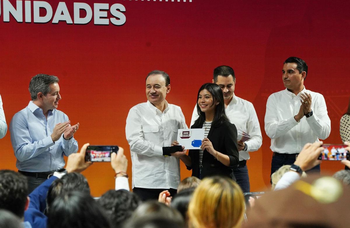 Beneficia Gobernador Durazo a 3 mil 500 estudiantes con becas e internet gratuito