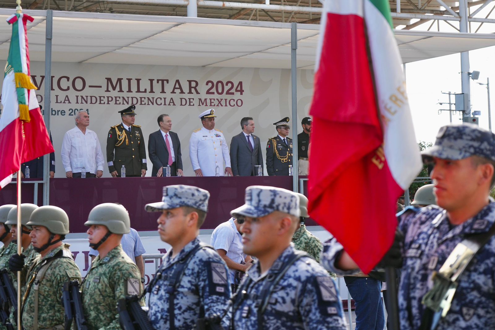 Encabeza Gobernador Durazo desfile cívico-militar en celebración por el 214 aniversario de la independencia de México