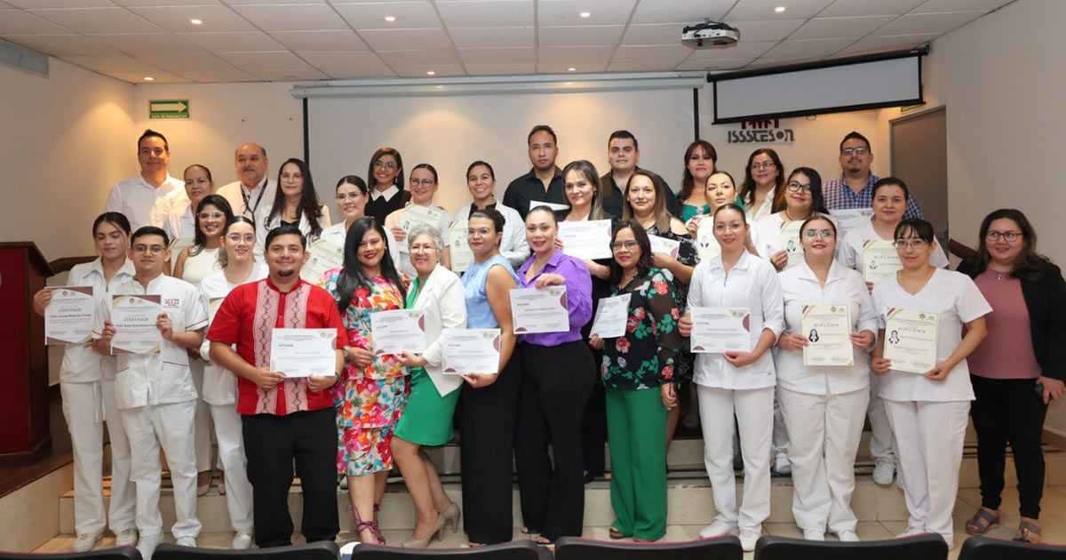 Culminan enfermeros y enfermeras diplomados en salud materna y cuidados oncológicos en Isssteson