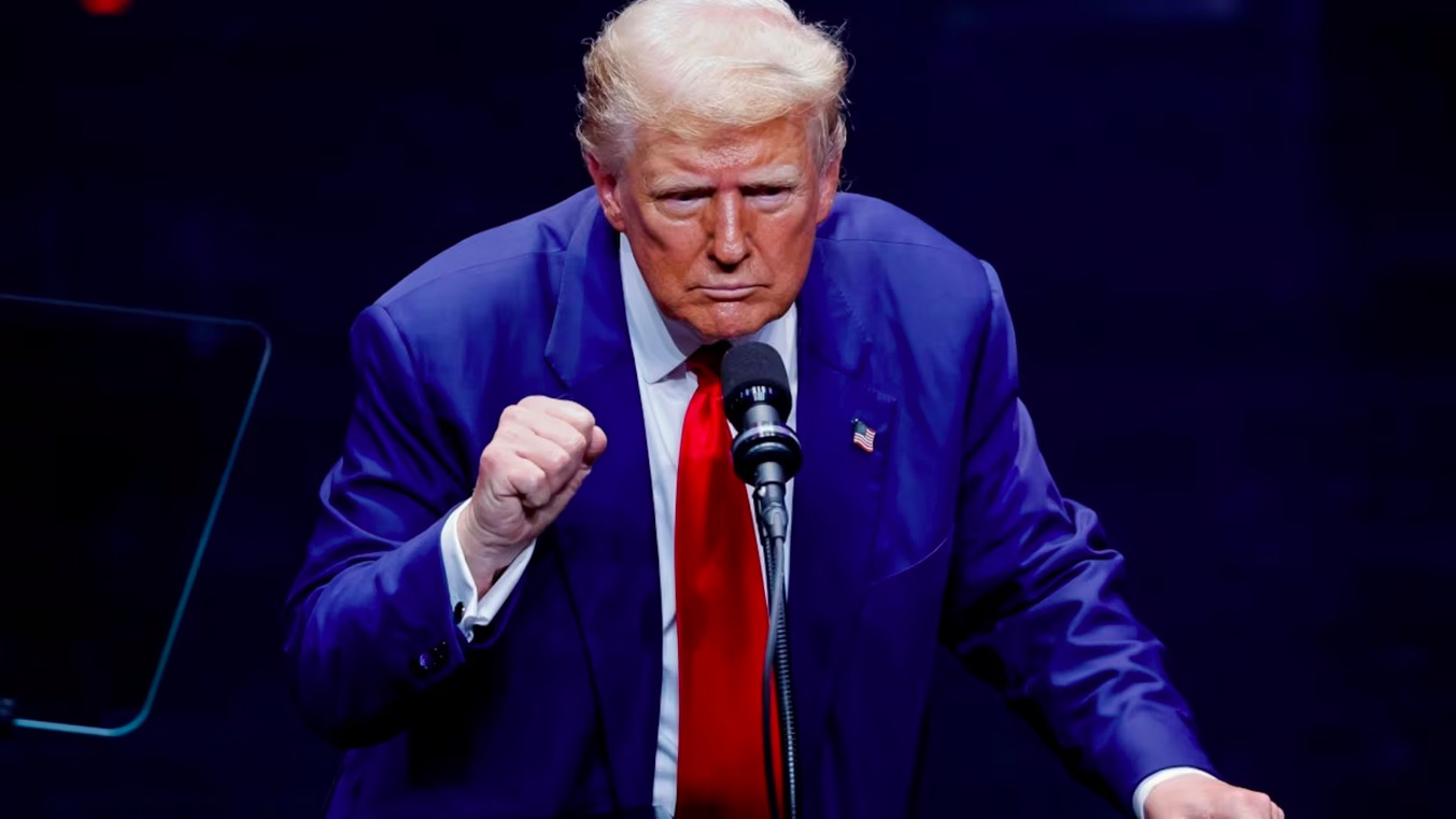 Trump amaga con arancel de 100% a autos armados en México que entren a EU