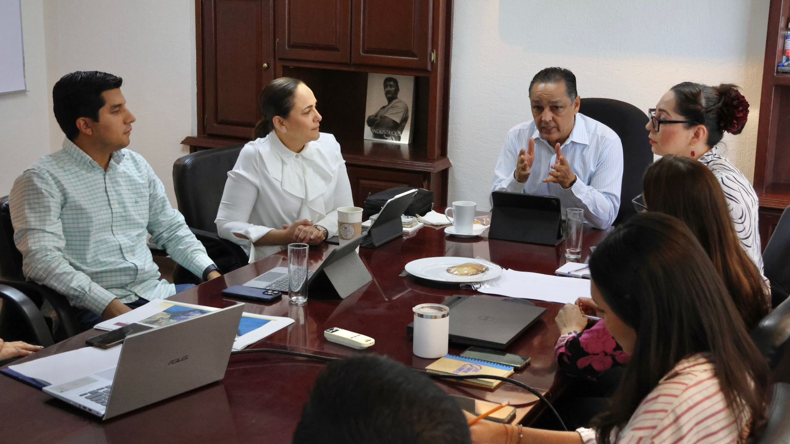 Acude doctora Karla Córdova González a reunión en la Secretaría de Infraestructura y Desarrollo Urbano (Sidur).