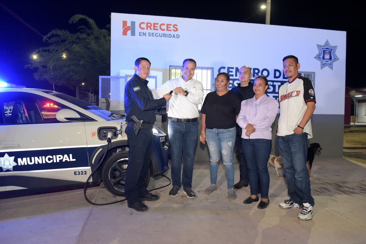 Entrega Toño Astiazarán Centro de Respuesta Inmediata y patrulla en Villas del Sur