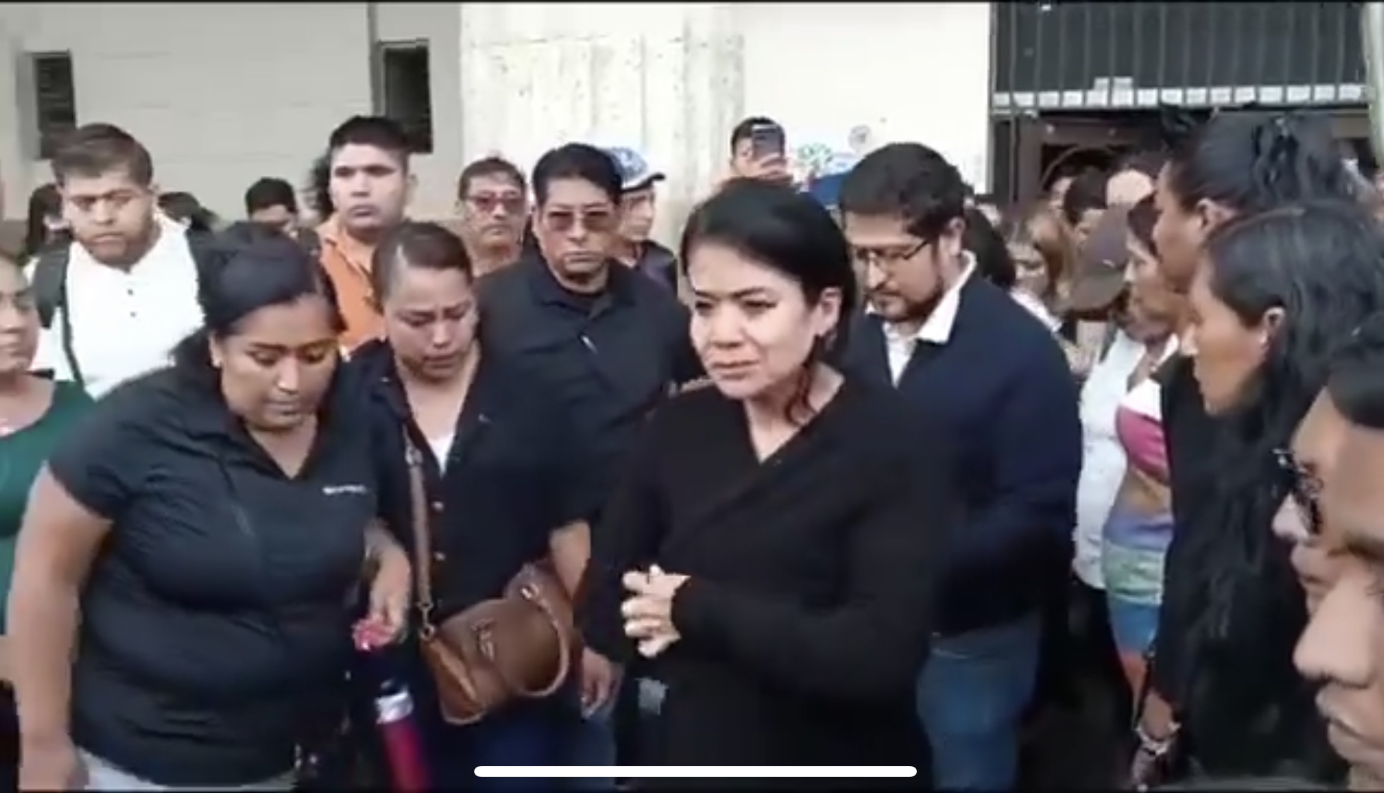 Corren a Norma Otilia del funeral del alcalde de Chilpancingo entre gritos de «¡traidora!» y “¡asesina!»