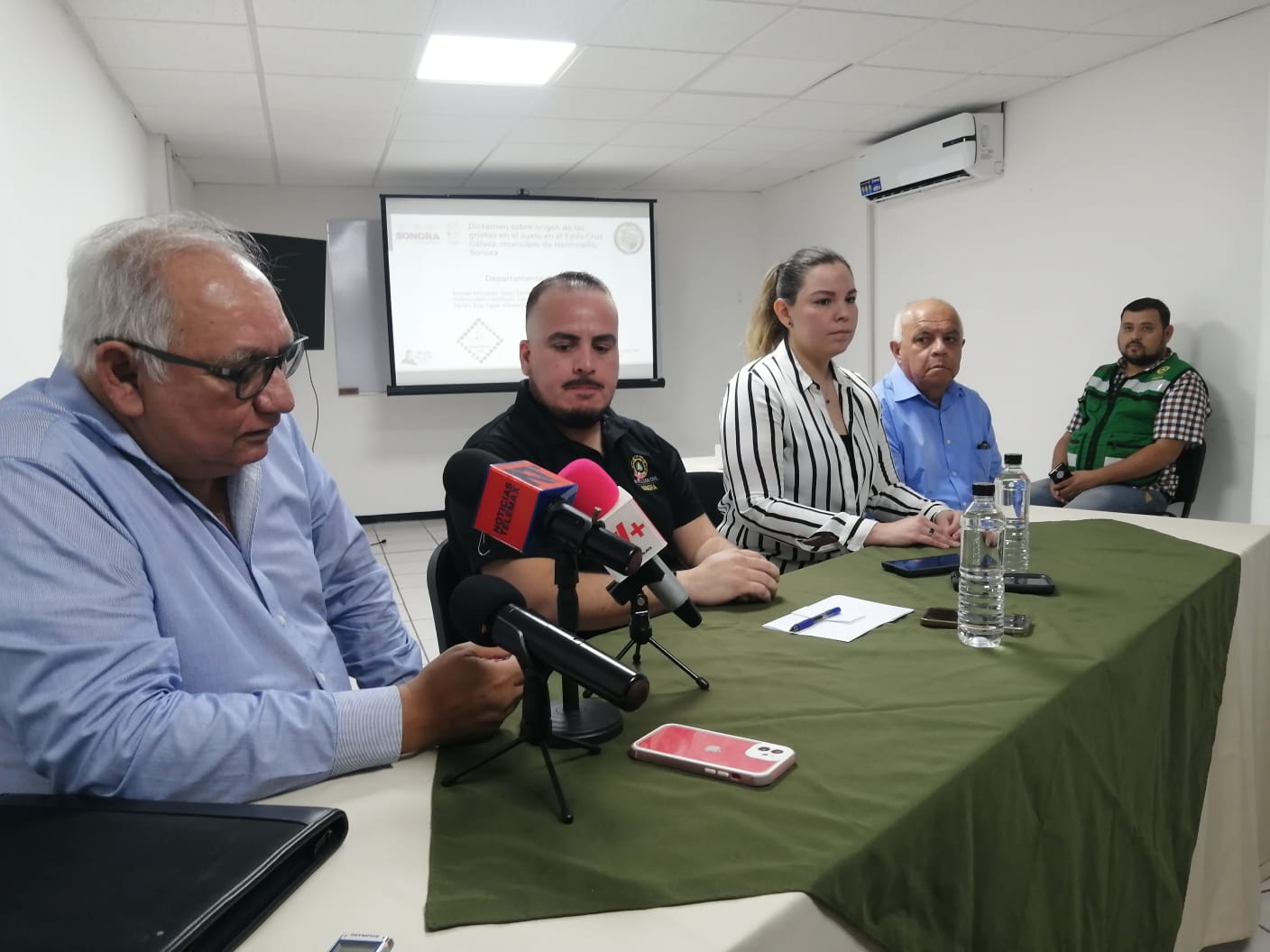 Grieta en ejido Cruz Gálvez no está relacionado con la falla de San Andrés ni otros movimientos tectónicos Grieta en ejido Cruz Gálvez no está relacionado con la falla de San Andrés ni otros movimientos tectónicos
