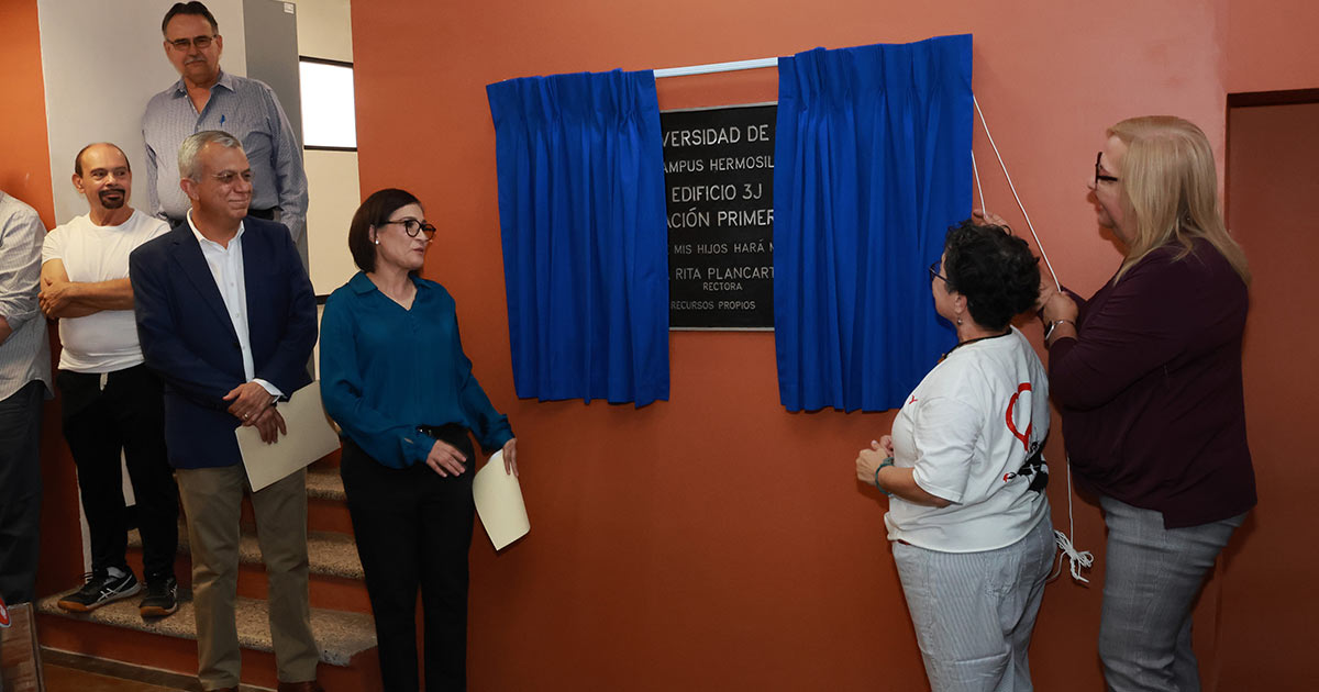 Develan placa conmemorativa de ampliación del edificio 3J del Depto. de Bellas Artes