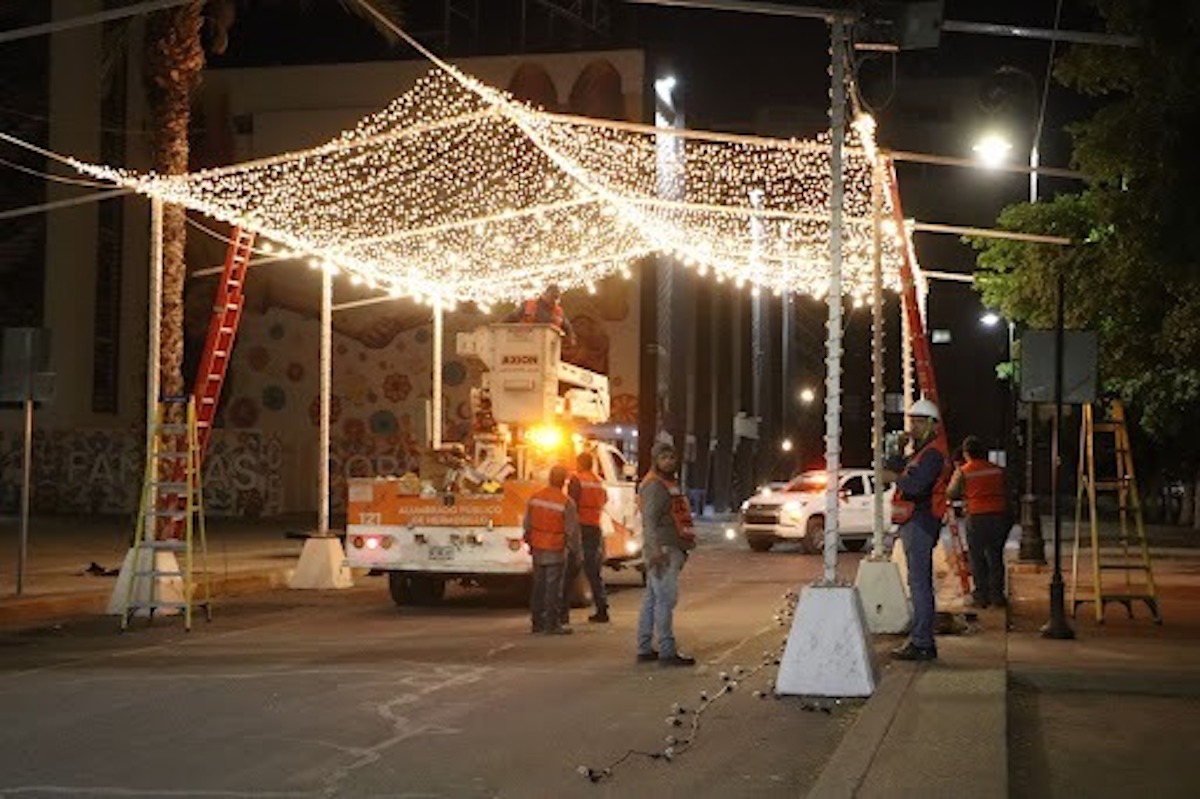 Empiezan instalación de adornos navideños en la ciudad