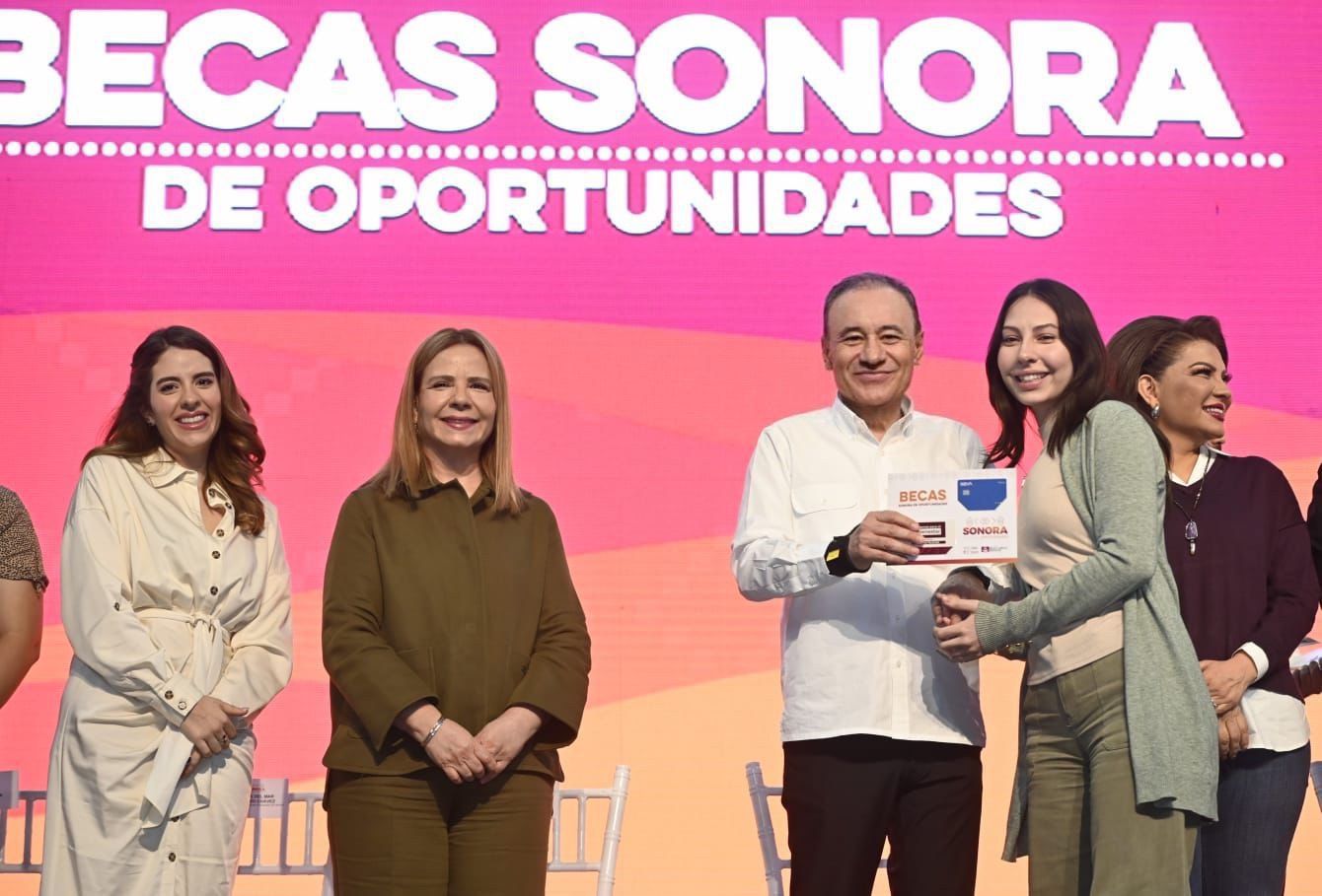 Disminuye Gobernador Durazo deserción escolar en Sonora con entrega de becas a estudiantes Disminuye Gobernador Durazo deserción escolar en Sonora con entrega de becas a estudiantes