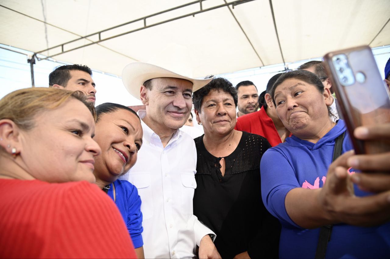 Cumple Gobernador Durazo a población del mayo con acciones de vivienda, vialidades y becas