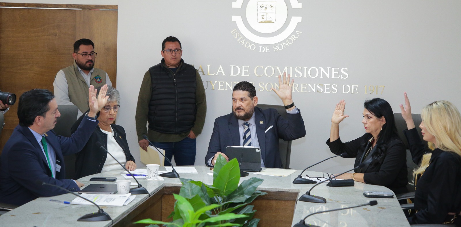 Aprueban en comisión renuncia de regidora de Carbó