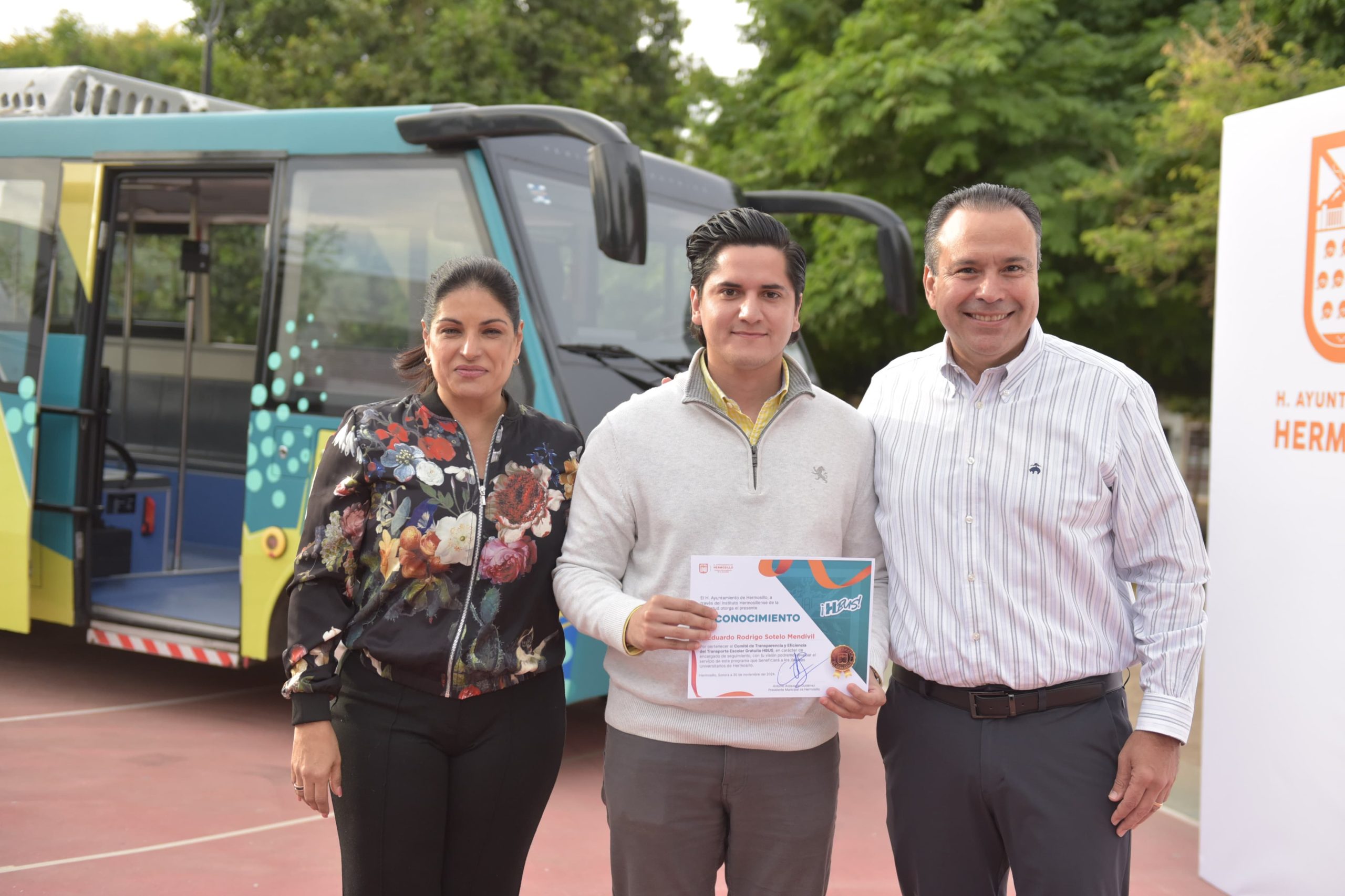 Estudiantes beneficiados cuidarán el correcto funcionamiento y transparencia del HBUS: Toño Astiazarán Estudiantes beneficiados cuidarán el correcto funcionamiento y transparencia del HBUS: Toño Astiazarán