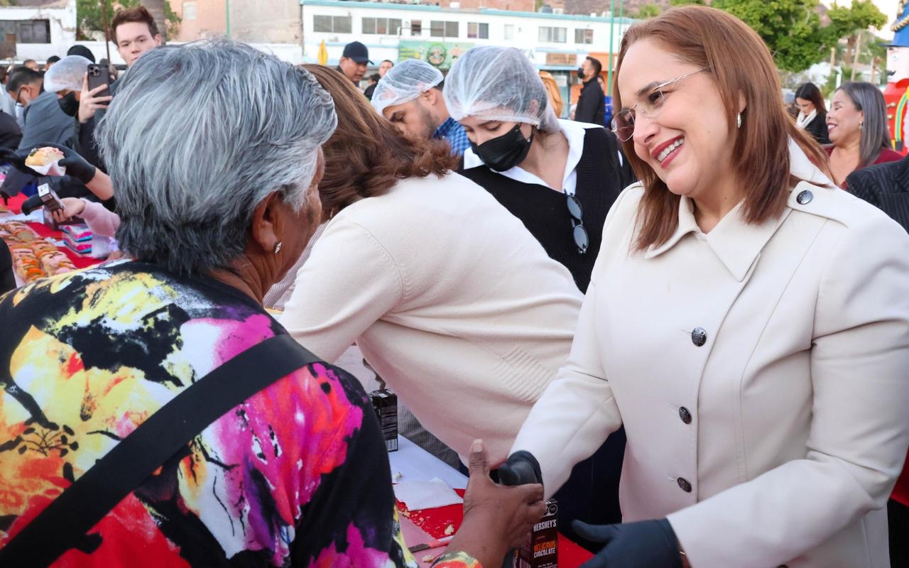 Participa Karla Córdova González en la entrega de rosca de reyes