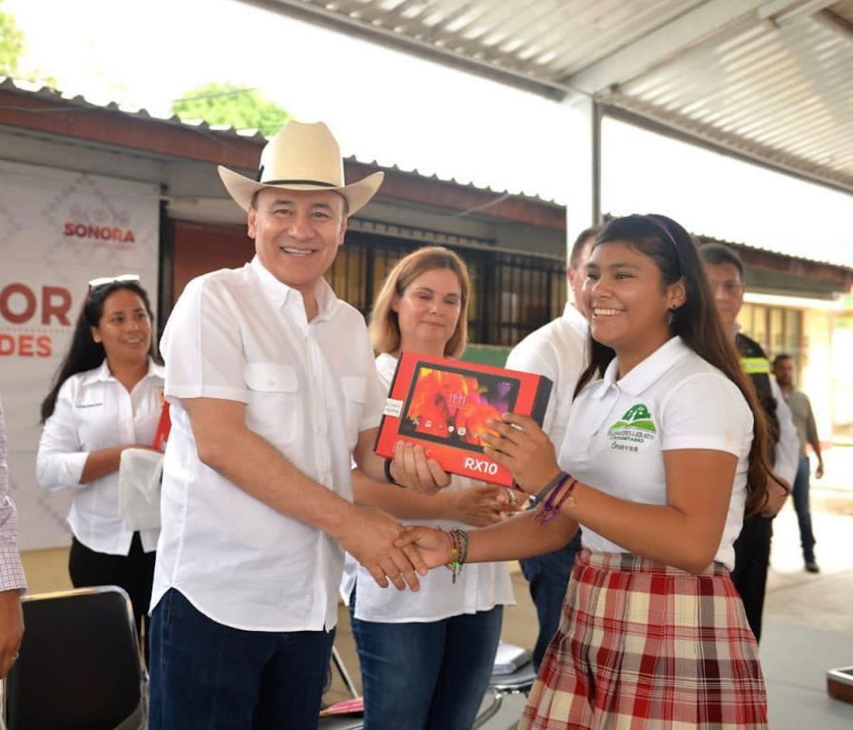 Gobernador Durazo entrega 50 mil tabletas electrónicas a estudiantes y docentes de secundaria Gobernador Durazo entrega 50 mil tabletas electrónicas a estudiantes y docentes de secundaria