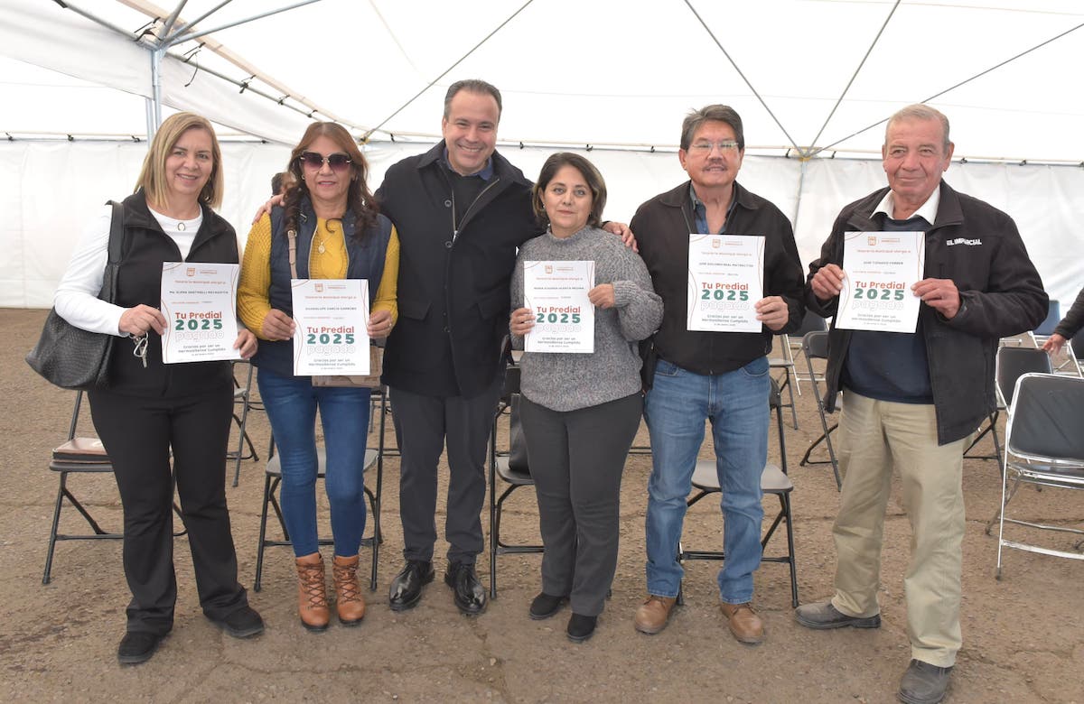 Entrega beneficios Toño Astiazarán a ciudadanos cumplidos con el pago de predial
