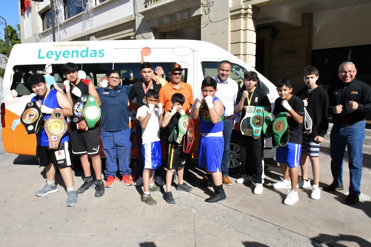 Cumple Toño Astiazarán con vehículo para traslado de deportistas hermosillenses
