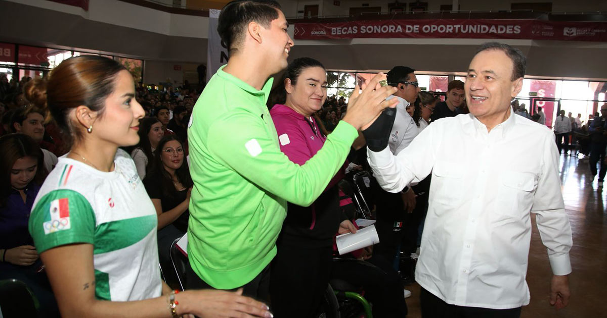 Gobernador Durazo beneficia a más de 600 jóvenes con estímulos académicos y deportivos