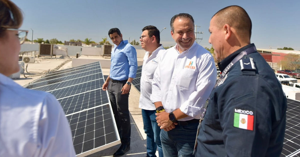 Equipa Toño Astiazarán con paneles solares comandancias del Poblado Miguel Alemán y Kino y entrega instalaciones para bomberos