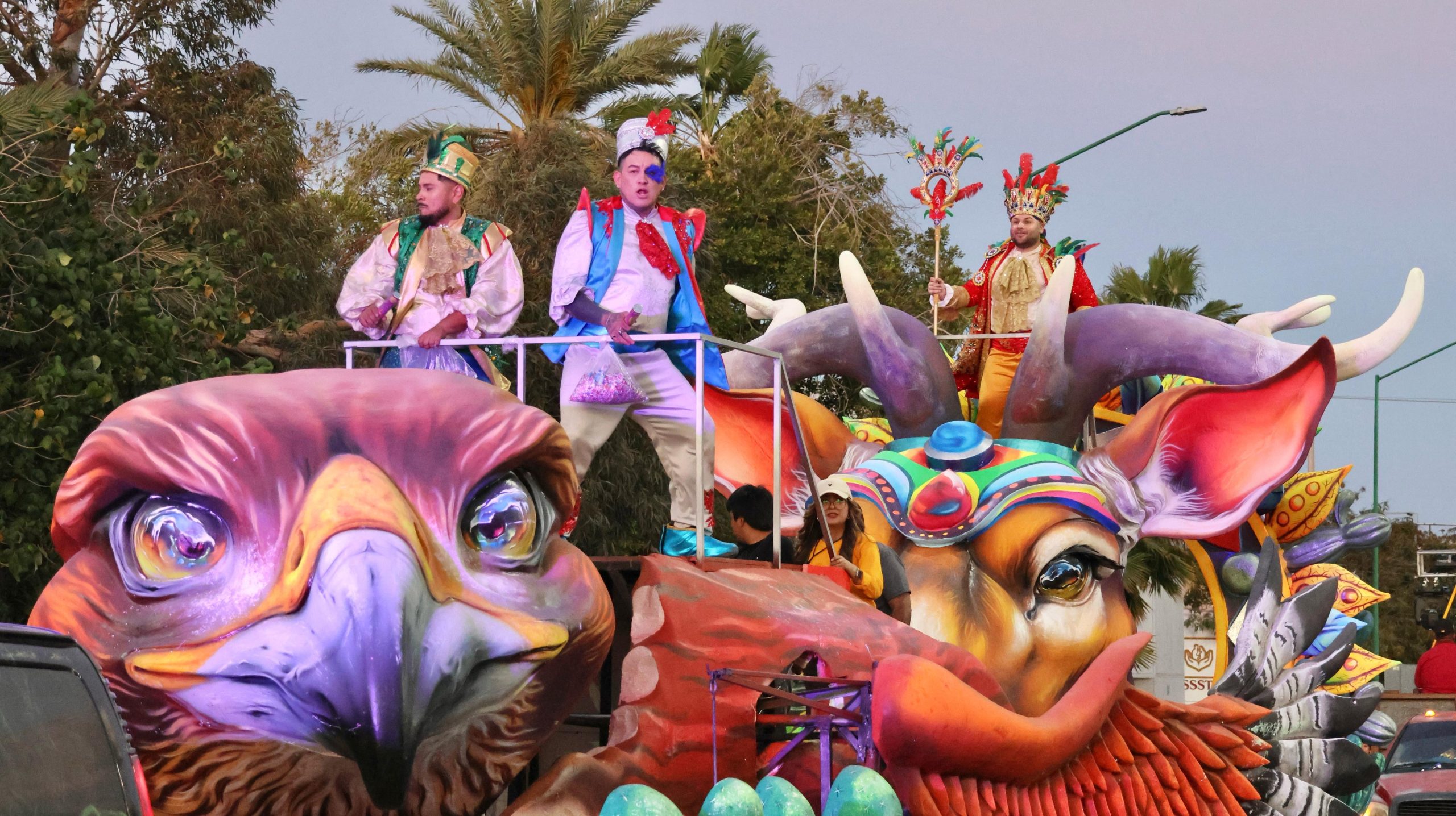 Con gran ambiente, avanza el tercer desfile de carros alegóricos y comparsas Carnaval Guaymas 2025 ¡La fiesta es nuestra! Con gran ambiente, avanza el tercer desfile de carros alegóricos y comparsas Carnaval Guaymas 2025 ¡La fiesta es nuestra!