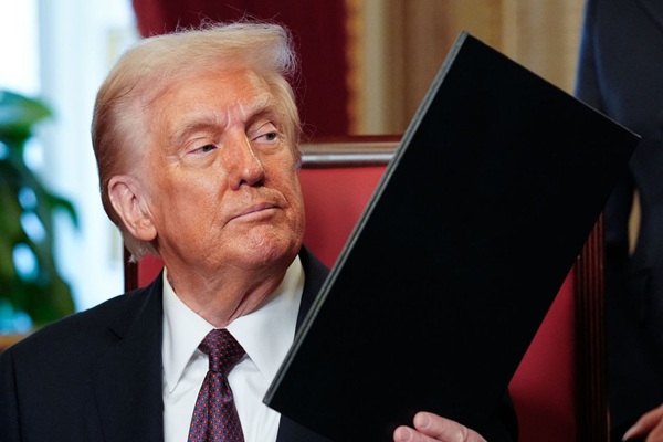 Trump impone aranceles del 25% a la importación de automóviles a EEUU, lo que puede disparar su precio Trump impone aranceles del 25% a la importación de automóviles a EEUU, lo que puede disparar su precio