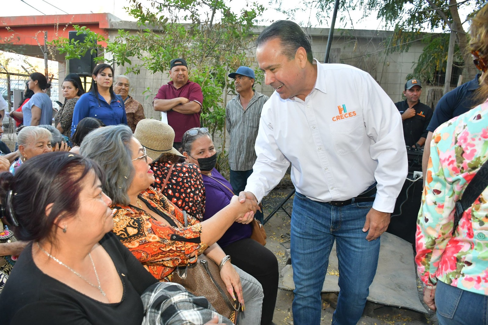 Atiende directamente Toño Astiazarán a ciudadanos en La Victoria