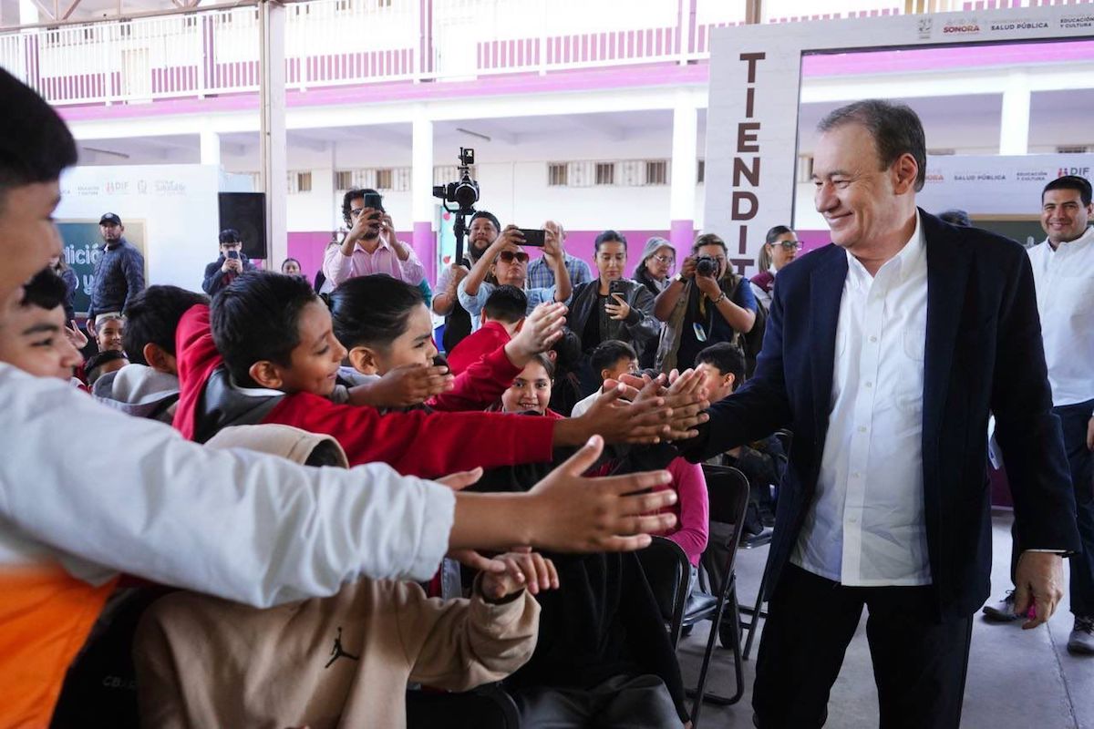 Gobernador Durazo inicia entrega de uniformes gratuitos a partir del 20 de mayo