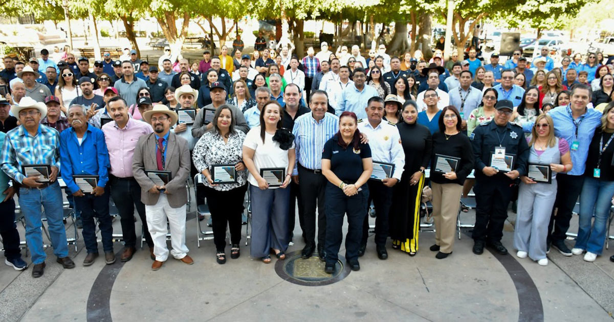 Celebra Toño Astiazarán la trayectoria de 168 servidoras y servidores públicos municipales