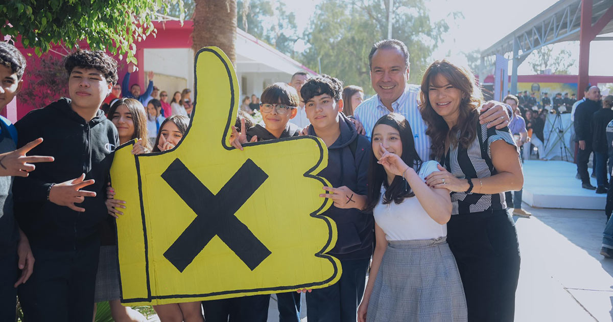 Llevan Toño Astiazarán y Patty Ruibal programa Advertencia contra las adicciones a jóvenes de la secundaria No. 8
