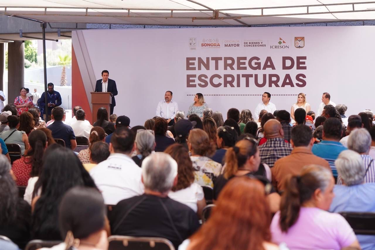 Entrega Gobernador Durazo escrituras a 250 familias de Hermosillo para garantizar certeza patrimonial
