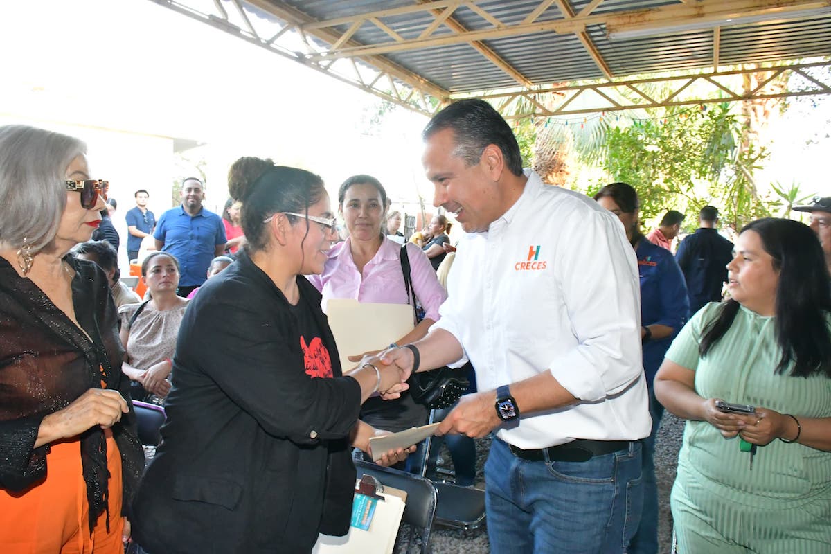 Atiende Toño Astiazarán a vecinos de la Solidaridad