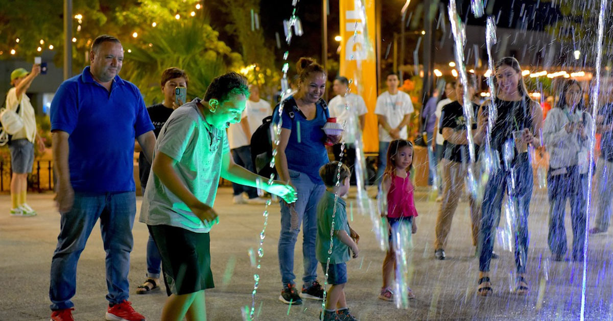 Disfrutan Hermosillenses la renovación del Jardín Juárez con nuevas áreas para convivir