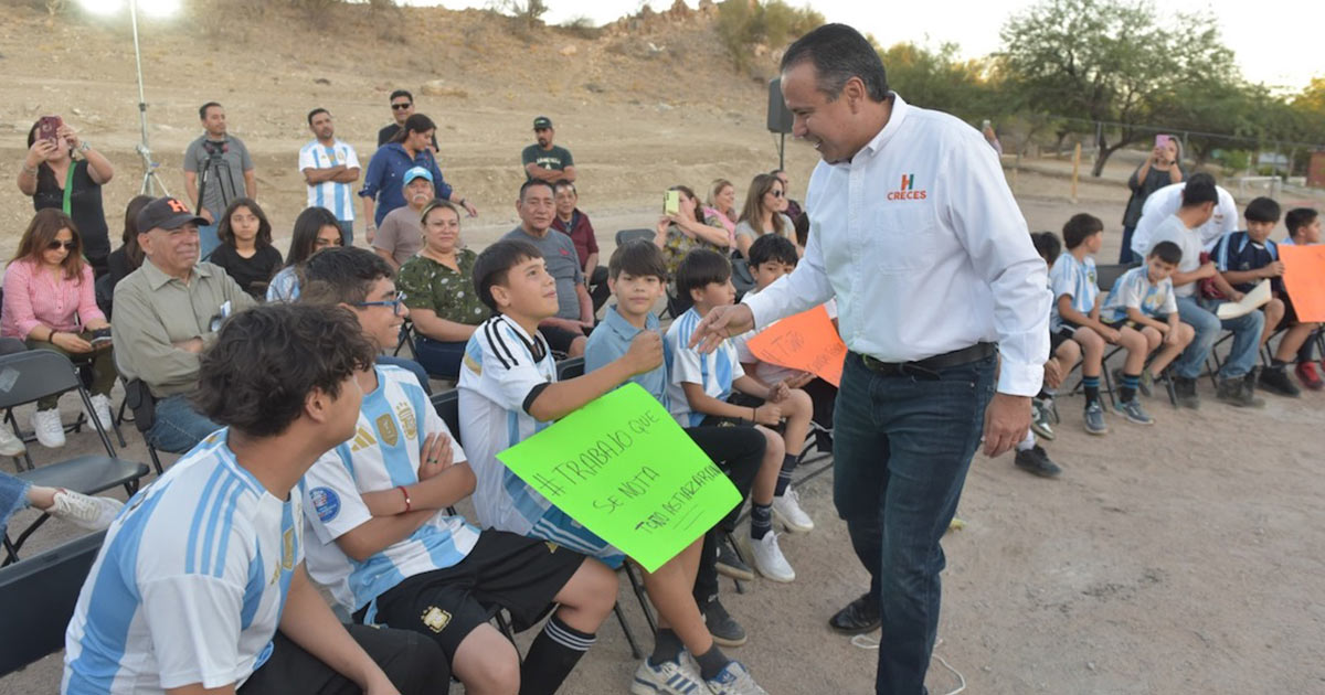 Beneficia Antonio Astiazarán a deportistas de Los Ángeles con cancha nueva