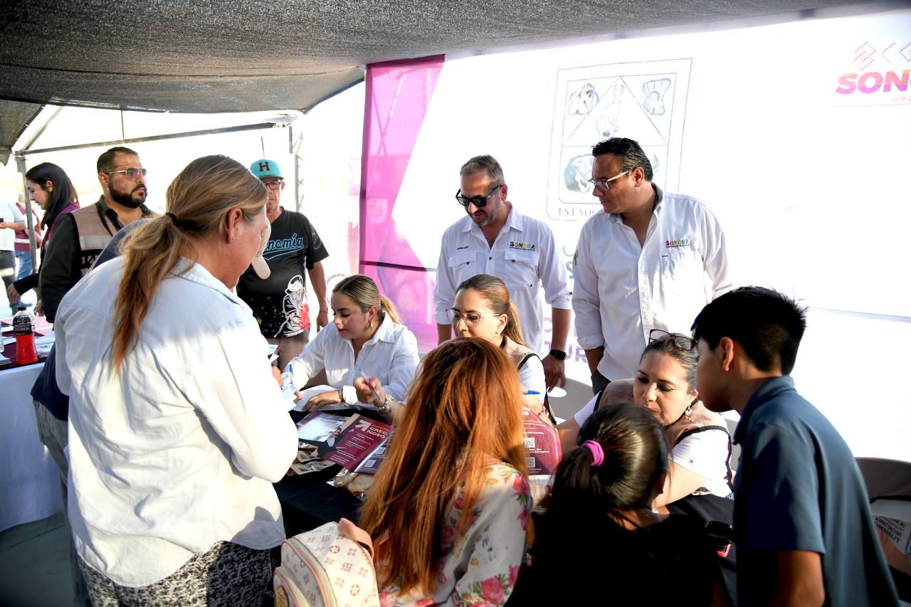 Gobernador Durazo cumple a familias de la colonia Villa Verde con feria de servicios gratuitos Sonora Atiende