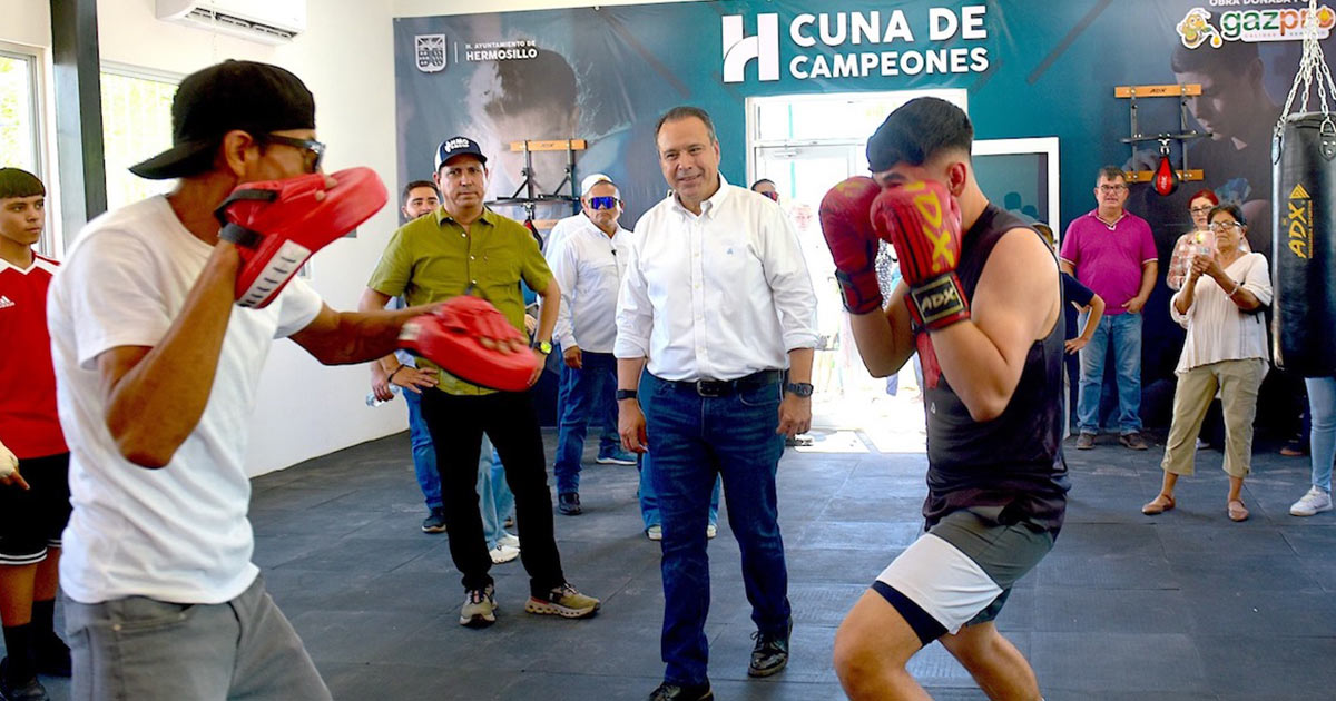 Inauguran Toño Astiazarán y Julio César Chávez rehabilitación de campo de futbol y gimnasio de box en Los Olivos