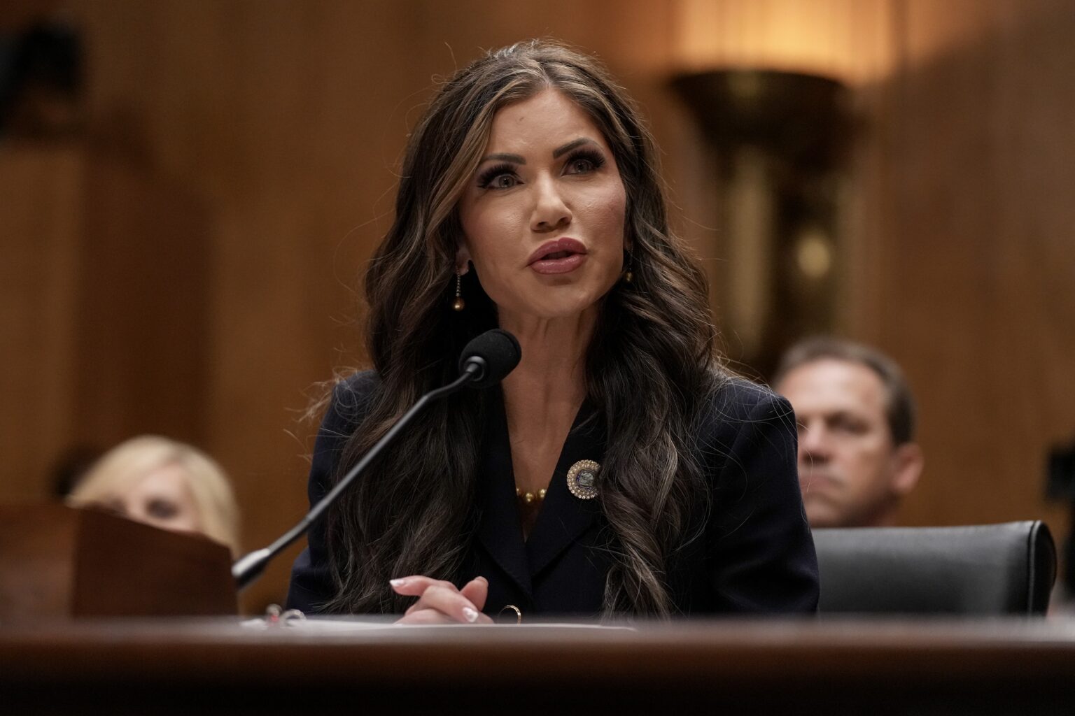 Hospitalizan a Kristi Noem por reacción alérgica en Washington