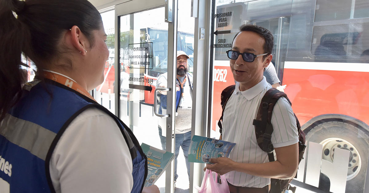 Invitan jóvenes a usar y cuidar las paradas de camión refrigeradas de Hermosillo