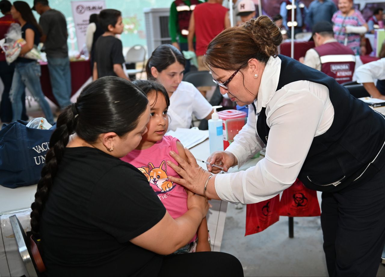 Gobernador Durazo acerca servicios gratuitos a familias del Coloso Alto con feria de “Sonora Atiende”
