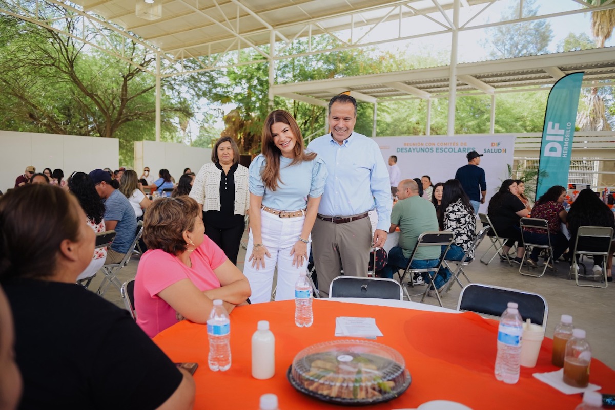 Anuncia Toño Astiazarán junto a Patty Ruibal clínica CRECES En Salud en la Café Combate