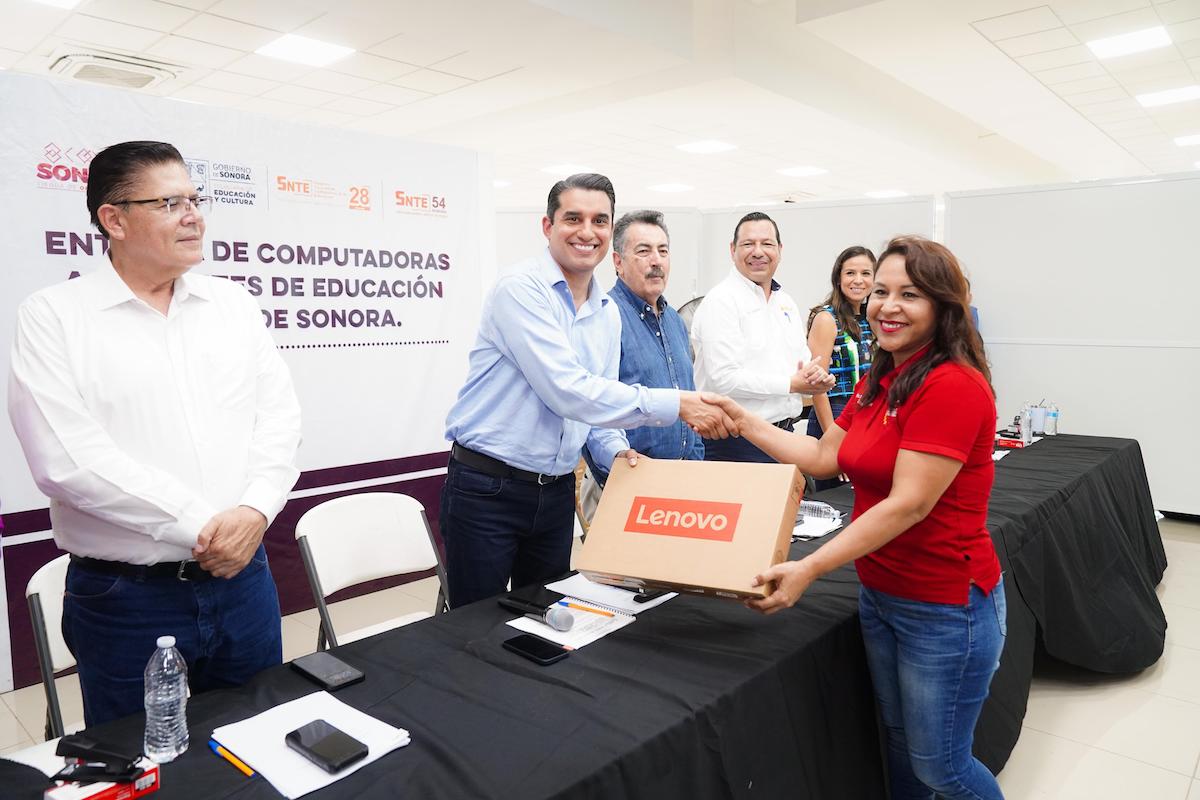 Beneficia Gobernador Durazo con uniformes y computadoras a comunidad educativa del sur de Sonora: SEC