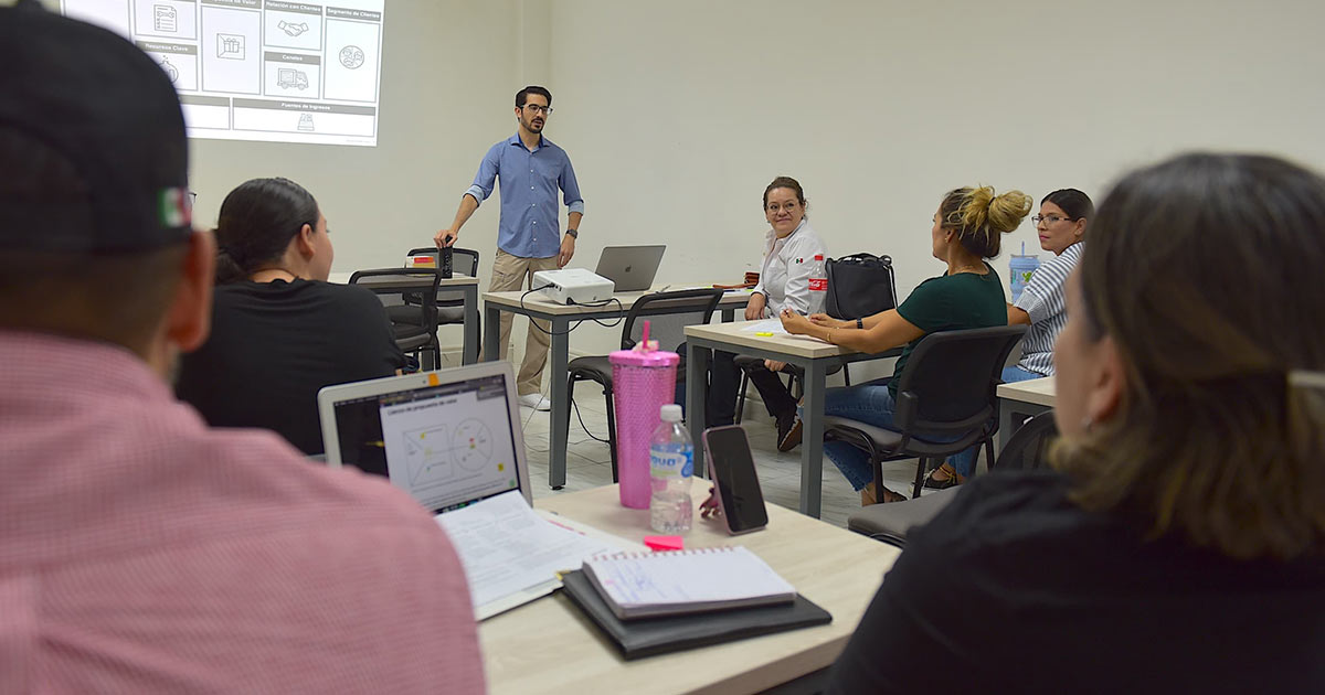 Capacitan a 500 emprendedores para profesionalizar sus negocios con el programa Fast Track Capacitan a 500 emprendedores para profesionalizar sus negocios con el programa Fast Track