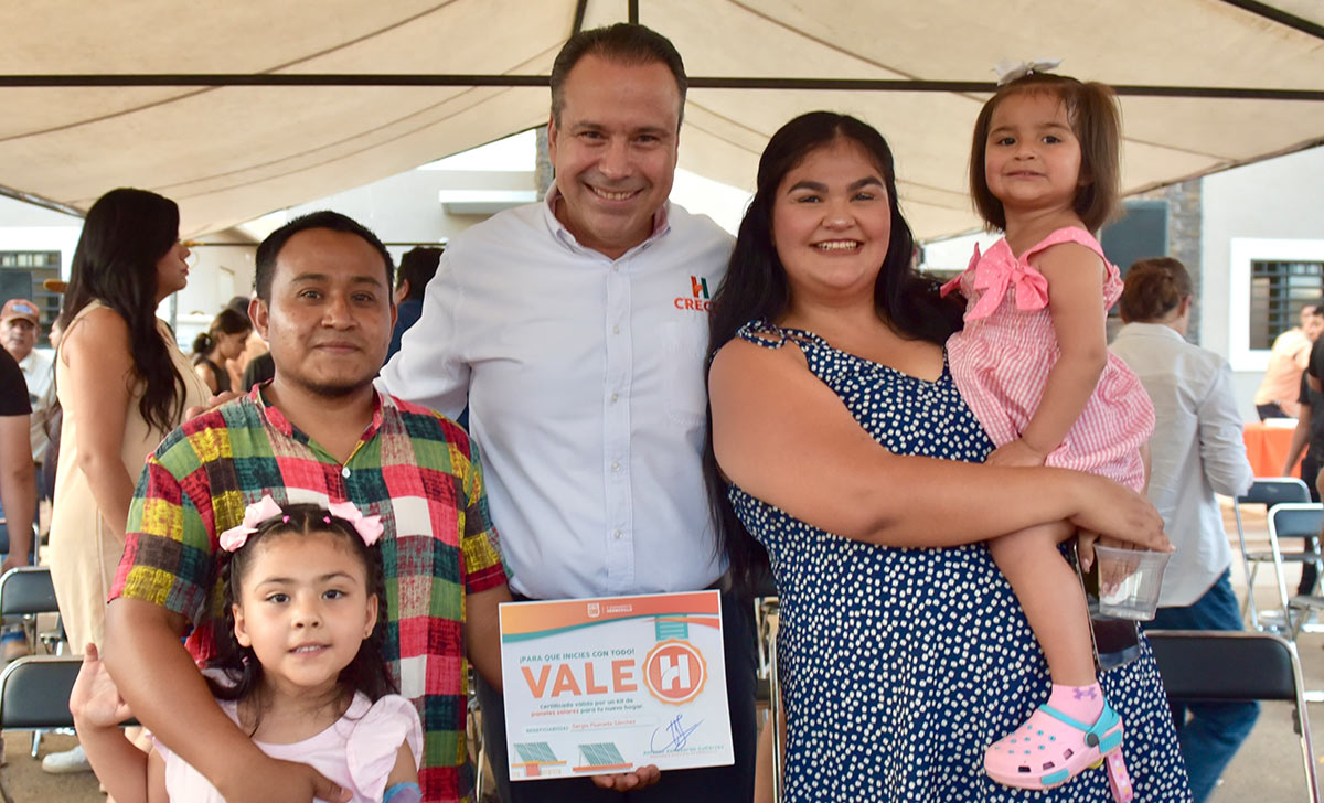 Cumple Toño Astiazarán con entrega de paneles solares del programa Sello H en viviendas de interés social