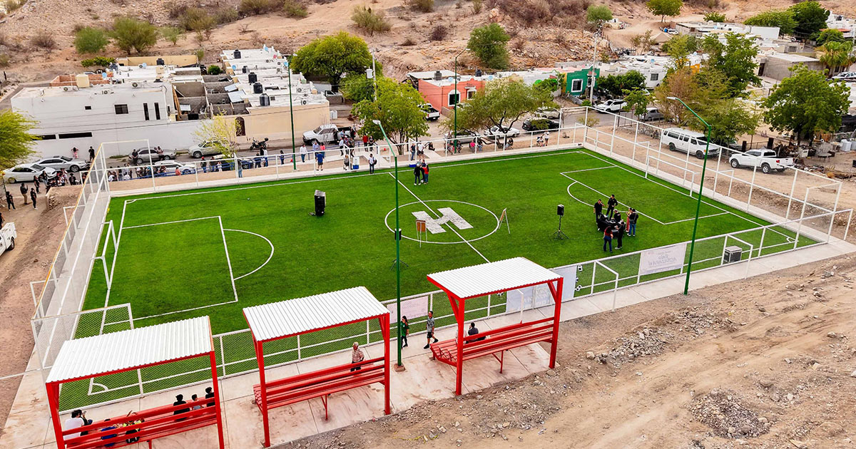 Beneficia Toño Astiazarán a familias de colonia Los Ángeles con cancha deportiva