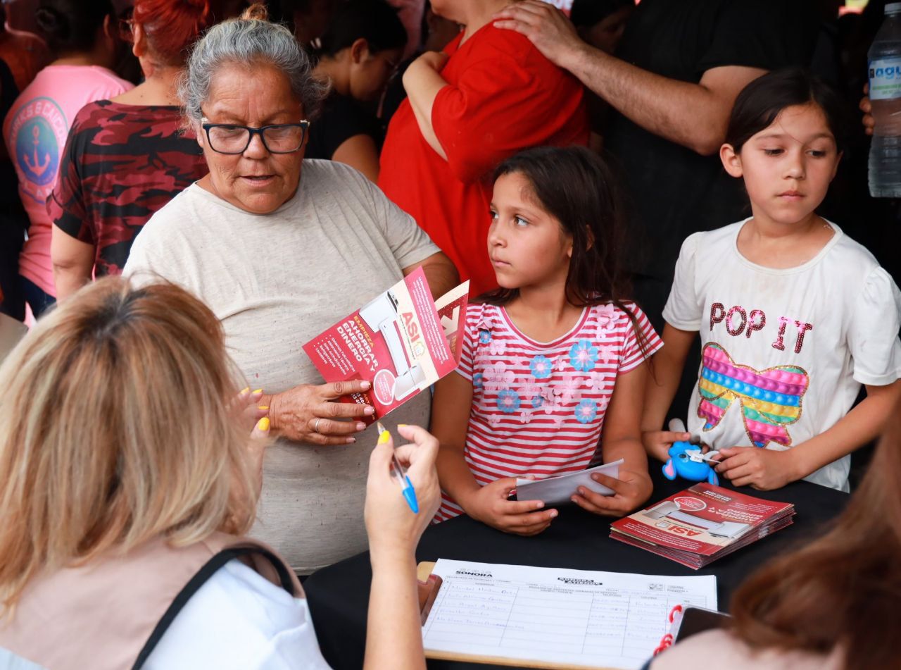 Gobernador Durazo acerca beneficios de “Sonora Atiende” a familias de la colonia Norberto Ortega Gobernador Durazo acerca beneficios de “Sonora Atiende” a familias de la colonia Norberto Ortega