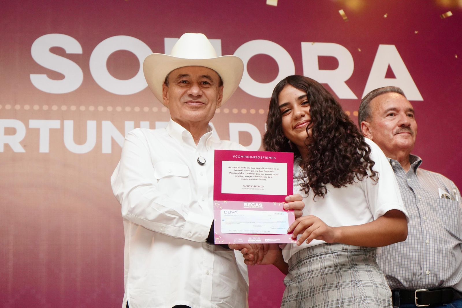 Gobernador Durazo cumple a estudiantes de la Sierra con becas y libros gratuitos