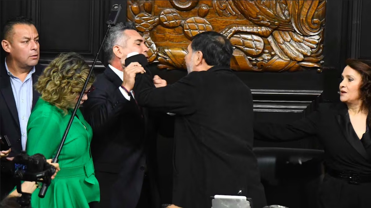Noroña pierde el control del Senado y termina golpeado por Alito Moreno Noroña pierde el control del Senado y termina golpeado por Alito Moreno